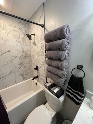 Combined shower/tub, hair dryer, towels, soap - 1st Floor Completely Remodeled, Pets Welcome!!! King & Queen Beds, W/D in Unit., (Monroe)