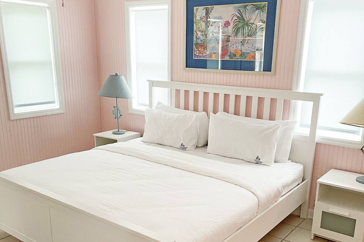 Iron/ironing board, free WiFi, bed sheets