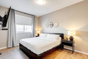 3 Schlafzimmer, Schreibtisch, Bügeleisen/Bügelbrett, Reisekinderbett