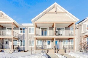 A row of two-story townhouses with balconies, a covered front porch, and a clear sky. - Stillwater. 3bd/3bath. Brand new (Edmonton)