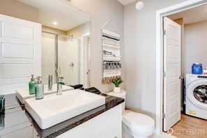 Bathtub, hair dryer, towels, soap - Stillwater. 3bd/3bath. Brand new (Edmonton)