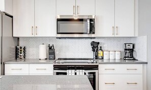 Geladeira, micro-ondas, fogão, cooktop
