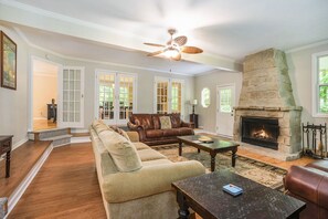 TV, caminetto, videogiochi, tavolo da ping pong