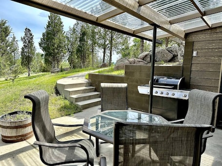 Outdoor dining. Little Pipestone Lodge w/ Views