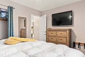 Una scrivania, ferro/asse da stiro, culla da viaggio, Wi-Fi