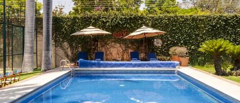 حمّام سباحة خارجي، حمّام سباحة مُدفَّأ