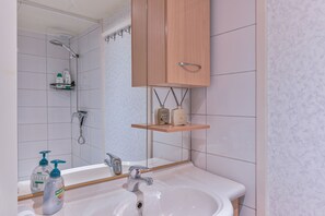 Douche, sèche-cheveux, bidet, shampoing