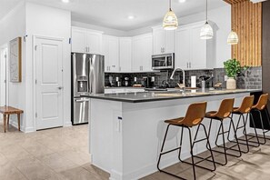 Microwave, dishwasher, high chair - 9 Bedrooms / 5 Bathrooms / Storey Lake (4272 PW) (Kissimmee)