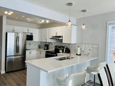 Stunning 3 bedrooms house with AC near Spruce Meadows.