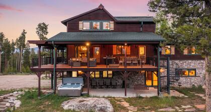 Modern meets cozy! Mountain & lake views! Hot Tub! Pet Friendly!