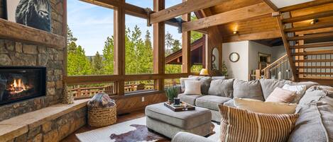 Smart-TV, Kamin, Bücher, Drucker