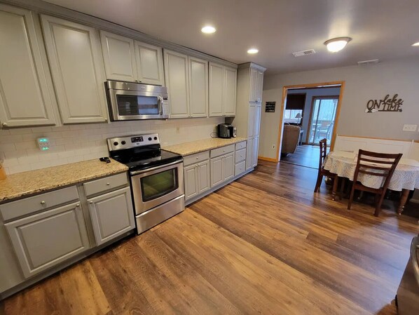 Refrigerador, microondas, horno y lavavajillas 