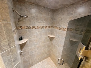 Combined shower/bathtub, hair dryer, towels, soap - Lakeside Waterfront: Private Dock - Near Lake Anna Winery (Bumpass)