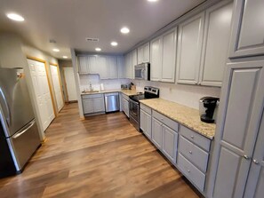 Refrigerador, microondas, horno y lavavajillas 