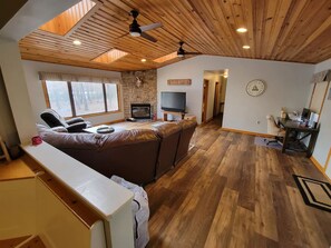 Smart TV, fireplace, Hulu, streaming services - Lakeside Waterfront: Private Dock - Near Lake Anna Winery (Bumpass)