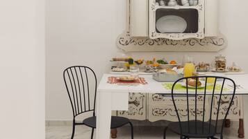 Desayuno completo gratuito y diario