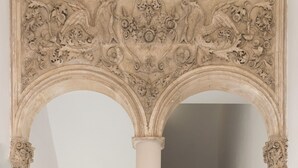 A staircase with ornate carvings and a white column. - Calafatari B&B (Syracuse)
