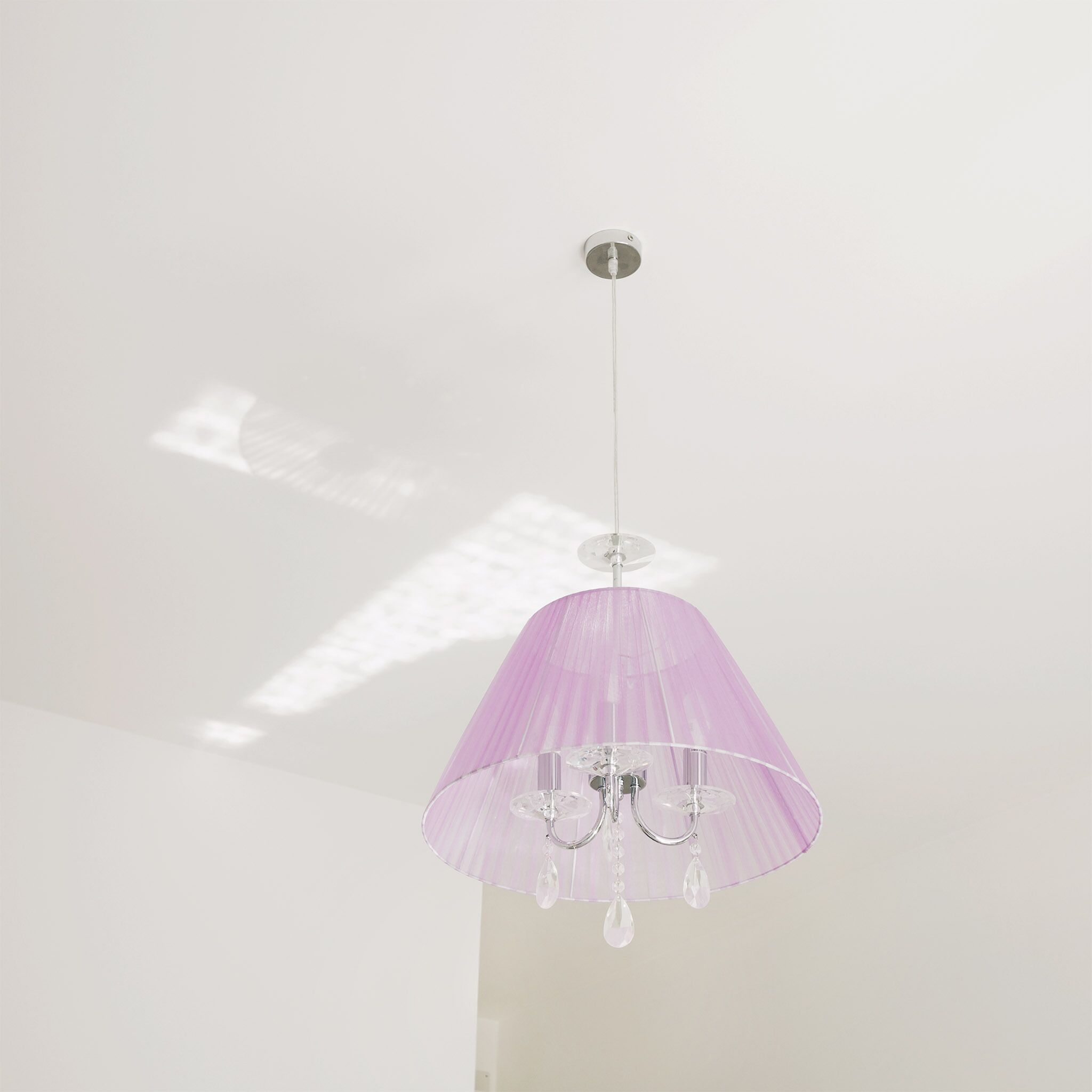 Luminária pendente com cúpula roxa e detalhes em cristal suspensa no teto.