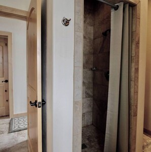 Shower, hair dryer, towels - Upper Ranch - 100 Acre Mountain Views (Whitehall)