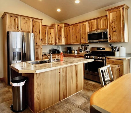 Refrigerador, microondas, horno y parrilla de estufa . Upper Ranch - 100 Acre Mountain Views