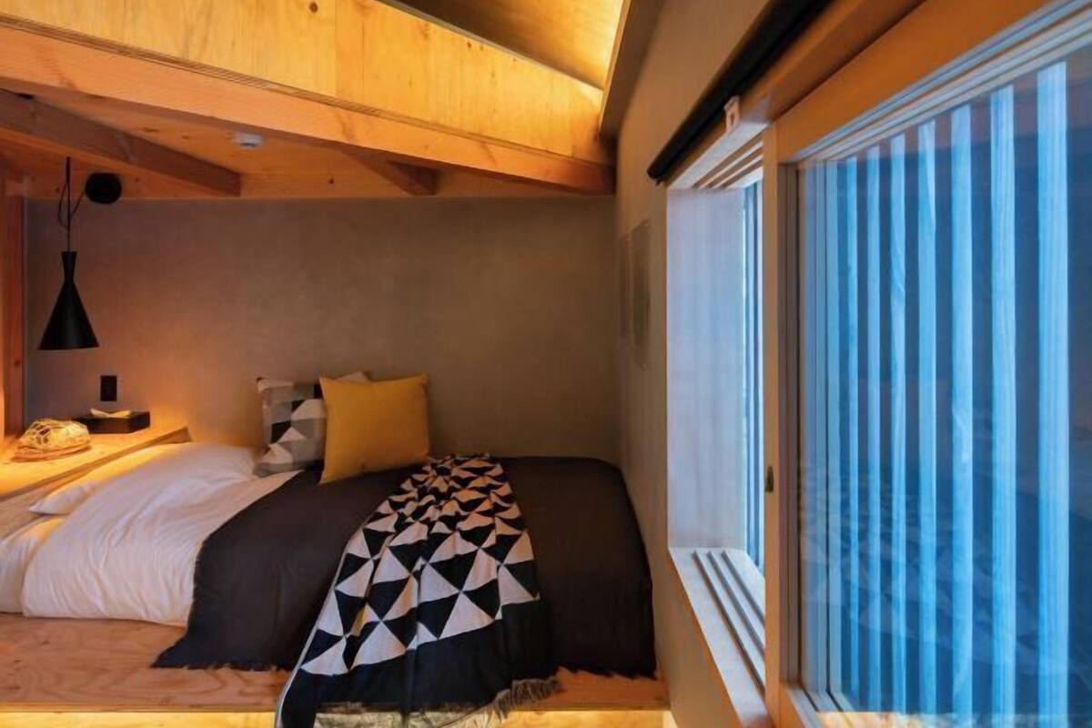 Individually decorated, individually furnished, laptop workspace