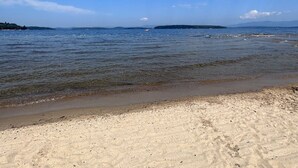 Beach nearby, beach towels - Stunning Lake Views + Fall Colors @ Gunstock - 4 BR Sleeps 10, Dog-Friendly Home (Gilford)