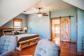 4 bedrooms, desk, iron/ironing board, travel cot - Stunning Lake Views + Fall Colors @ Gunstock - 4 BR Sleeps 10, Dog-Friendly Home (Gilford)