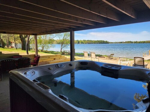 No steps to the lake/sandy beach/hot tub/fireplace/amazing sunsets