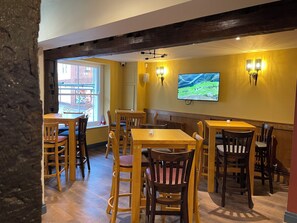 Bar (trong khuôn viên)