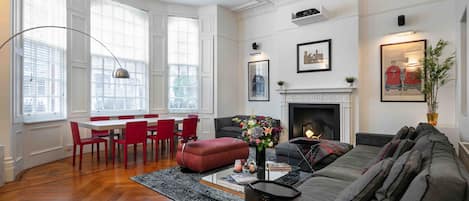 Een smart-tv, een open haard en een stereo