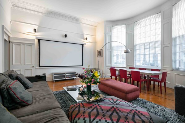 Smart TV, fireplace, stereo
