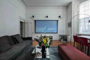 Smart-tv, eldstad och en stereo