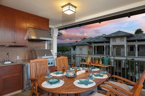 Outdoor dining - Hilton Pool Pass - Experience luxury at Kolea-Remodeled Penthouse, Walk to Beach (Waikoloa Village)