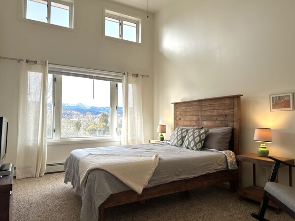 3 bedrooms, desk, iron/ironing board, free WiFi