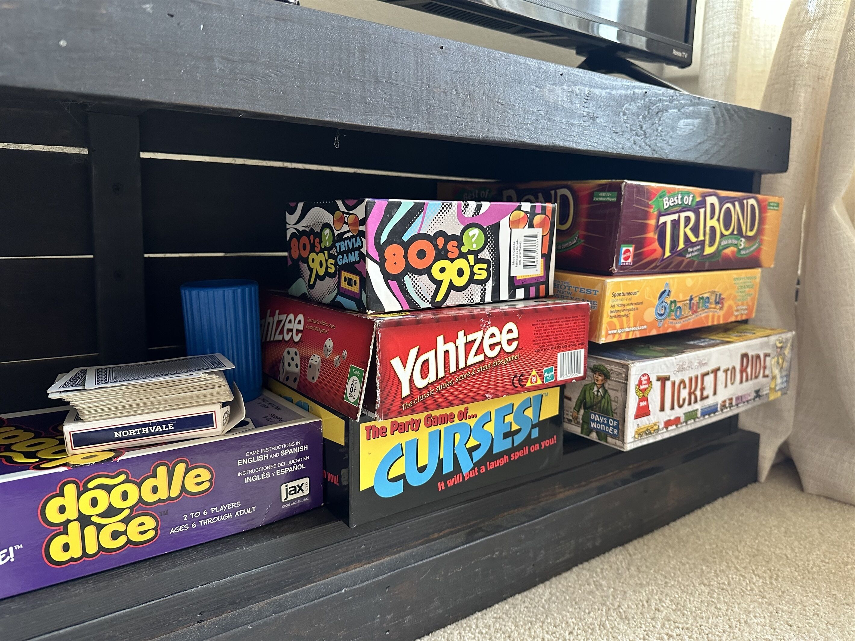 Hyllyssä on useita erilaisia lautapelejä, kuten «North Valley», «Doodle Dice», «Yachtzee», «80's Trivia Game», «Best of Tribond», «Spontaneous», «The Party Game of Curses» ja «Ticket to Ride».