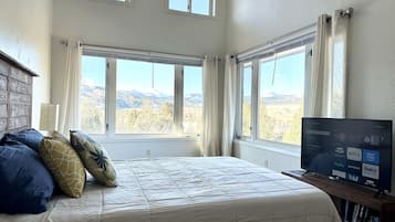 3 bedrooms, desk, iron/ironing board, free WiFi