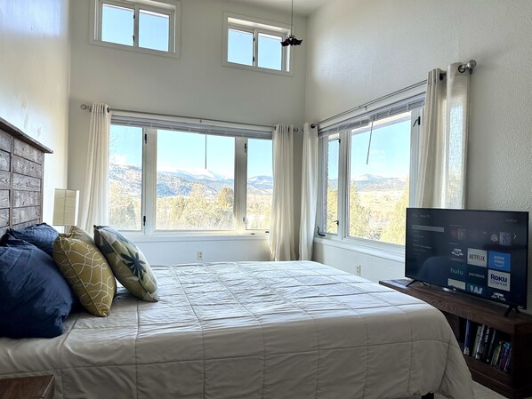 3 bedrooms, desk, iron/ironing board, free WiFi