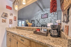 Interior - Ruidoso Getaway w/ Deck, Golf Course Views! (Ruidoso)