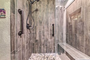 Free toiletries, towels - Ruidoso Getaway w/ Deck, Golf Course Views! (Ruidoso)