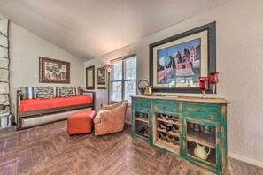 2 bedrooms, desk, iron/ironing board, free internet - Ruidoso Getaway w/ Deck, Golf Course Views! (Ruidoso)