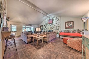 تلفزيون بشاشة مسطحة، مدفأة، كُتُب، ستيريو