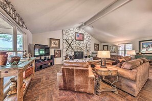 Flat-screen TV, fireplace, books, stereo