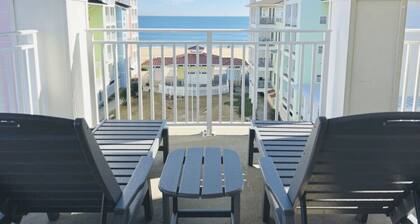 Waterfront Penthouse! 4bd/4Bth, 3000 sqft, 2 Decks