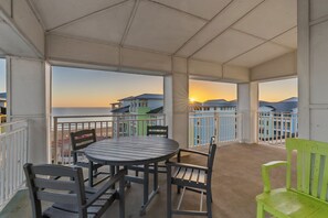 Outdoor dining - Waterfront Penthouse! 4bd/4Bth, 3000 sqft, 2 Decks (Virginia Beach)