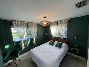 3 bedrooms, desk, iron/ironing board, travel crib