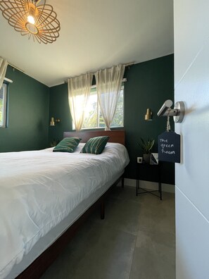 3 chambres, bureau, fer et planche à repasser, lit parapluie