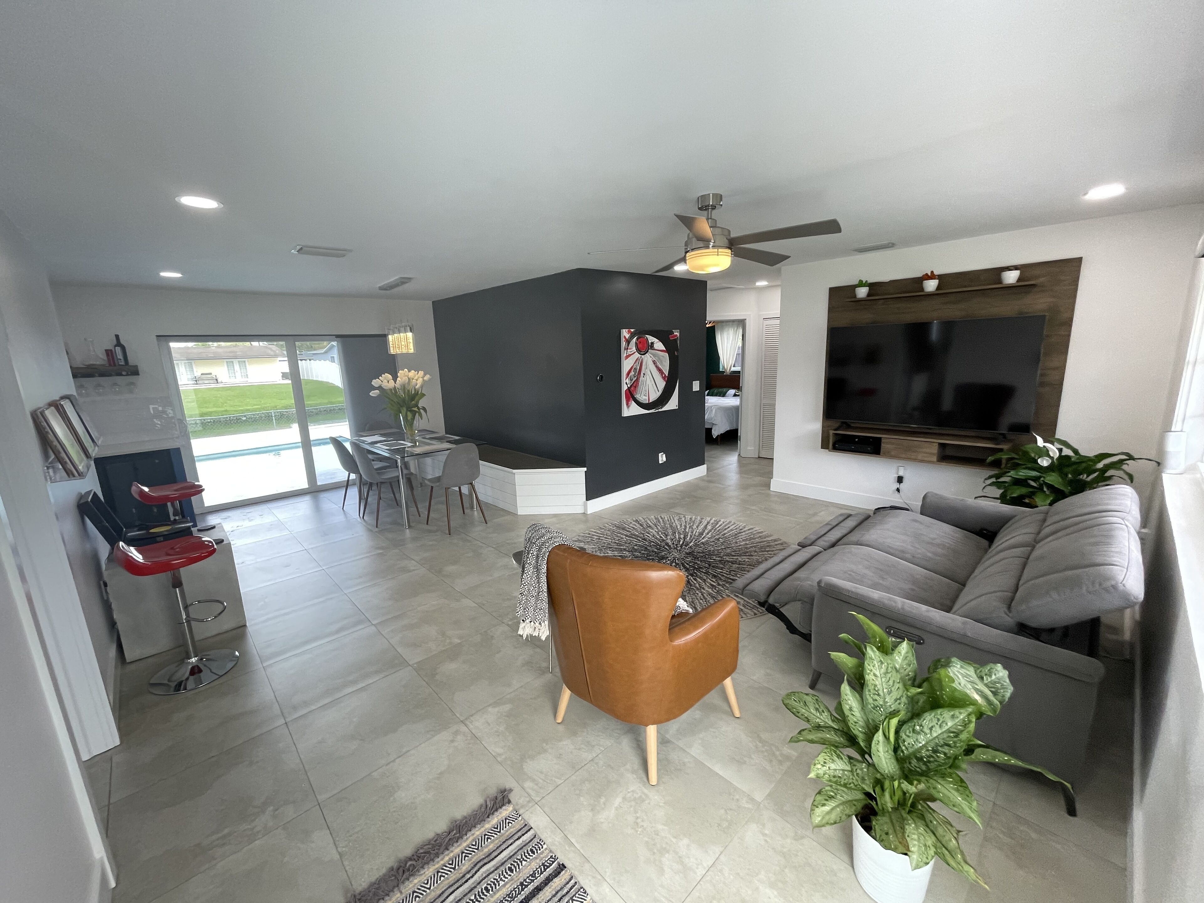 Een smart-tv, videogames, boeken en een stereo