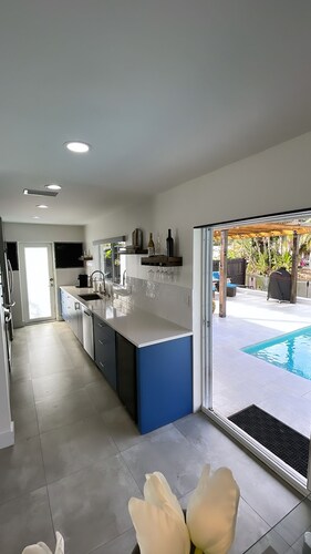 Modern lakeside pool home near hardrock and fll airport 