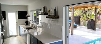 Modern lakeside pool home near hardrock and fll airport 