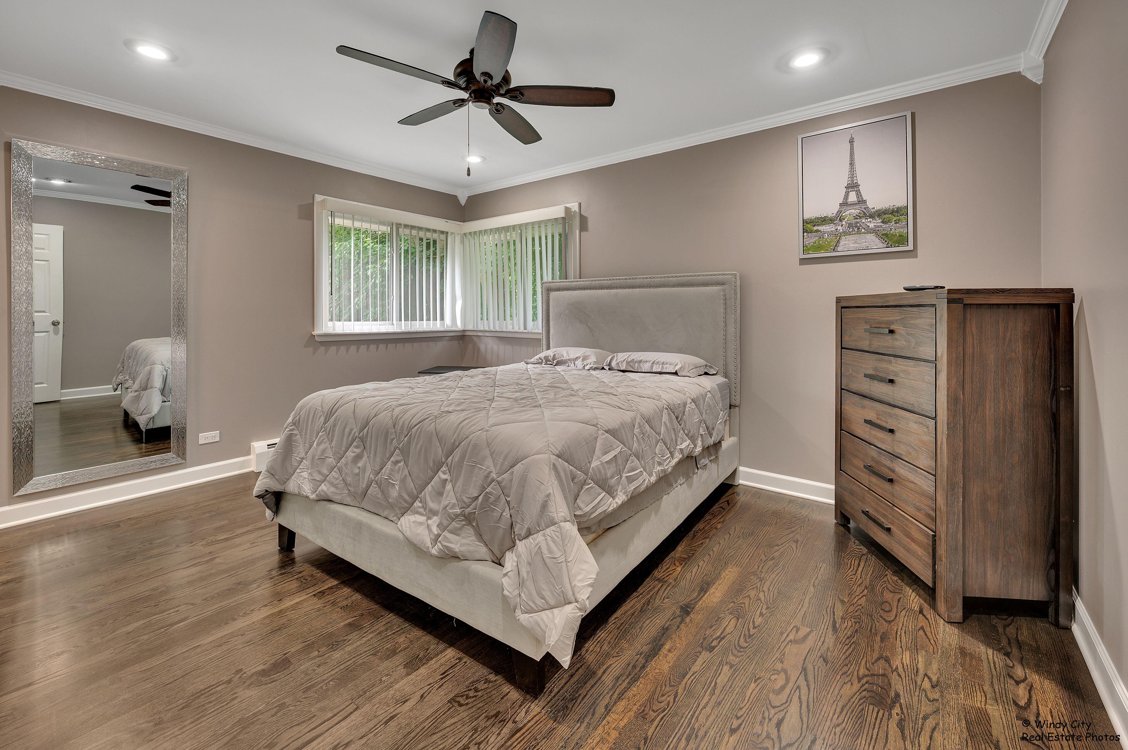 4 soverom, skrivebord, strykejern/-brett og wi-fi (mot et tillegg)